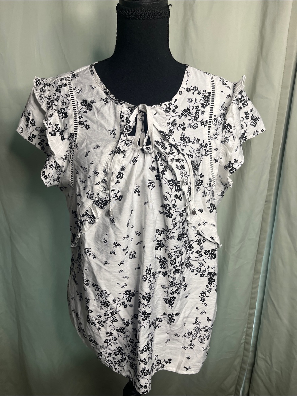 Badgley Mischka White and Black Floral Tie-Front Ruffle Sleeve Blouse